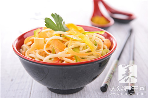 健身餐搭配指南：泡面是否适合健身人士？低脂肪高蛋白食物推荐